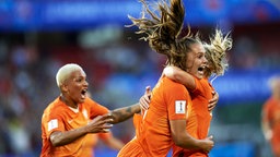 Die Niederländerin Lieke Martens (M.) bejubelt einen Treffer. © picture alliance / NurPhoto Foto: Jose Breton