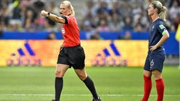 Die Schiedsrichterin Bibiana Steinhaus während einer Partie bei der Fußball-WM der Frauen in Frankreich. © imago images