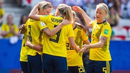 Die schwedische Nationalspielerin Nilla Fischer (r.) während eines Spiels beim Torjubel mit ihren Mannschaftskameradinnen. © imago images 