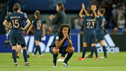 Szene aus dem Fußball-WM-Spiel Frankreich - USA: Wendie Renard hockt enttäuscht nach dem Schlusspfiff auf dem Rasen. © dpa picture alliance Foto: Richard Sellers