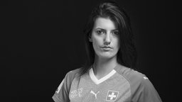 Porträtbild in Schwarz-Weiß der Schweizer Fußball-Nationalspielerin Florijana Ismaili (Juni 2018). © dpa picture alliance/KEYSTONE Foto: Gaetan Bally