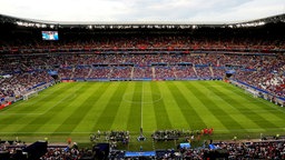 Szene aus dem WM-Spiel England gegen USA: Blick in das Stadion in Lyon vor dem Spielbeginn. © dpa picture alliance Foto: John Walton