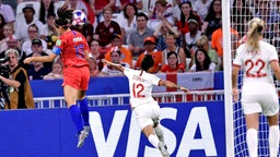 Szene aus dem WM-Spiel England gegen USA: Alex Morgan beim Kopfball. © dpa picture alliance Foto: John Walton