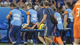 Die schwedische Nationalspielerin Kosovare Asllani wird von Helfern auf einer Trage vom Platz gebracht. © dpa picture alliance/MAXPPP Foto: Eric Baledent