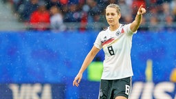 Die deutsche Fußball-Nationalmannschaft Lena Goeßling im Regen auf dem Platz. © imago images 