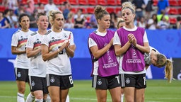 Die deutsche Fußball-Nationalmannschaft Lena Goeßling (Nr. 8) mit mehreren Mitspielerinnen nach einem Spiel auf dem Platz. © imago images 