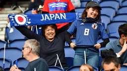 Japanische Fans beim Fußball-WM-Spiel Argentinien gegen Japan auf der Tribüne des Stadions. © picture alliance/dpa Foto: Mirko Kappes