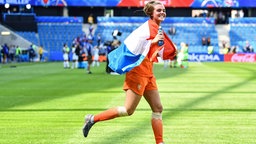 Szene aus der WM-Partie der Frauen zwischen den Niederlanden und Neuseeland: Torschützin Jill Roord jubelt nach dem Spiel.