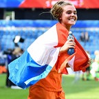 Szene aus der WM-Partie der Frauen zwischen den Niederlanden und Neuseeland: Torschützin Jill Roord jubelt nach dem Spiel.