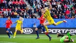 Szene aus der WM-Partie der Frauen zwischen Schweden und Chile: Stina Blackstenius bei einer Chance im Strafraum. © imago images 