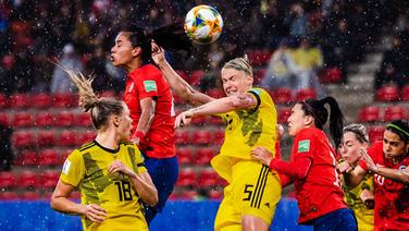 Szene aus der WM-Partie der Frauen zwischen Schweden und Chile: Fridolina Rolfö und Nilla Fischer beim Kopfball im Kampf um den Ball. © imago images 