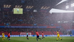 Szene aus der WM-Partie der Frauen zwischen Schweden und Chile: Blick in das verregnete Stadion in Rennes. © imago images
