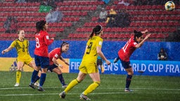 Szene aus der WM-Partie der Frauen zwischen Schweden und Chile: Magdalena Eriksson schießt im strömenden Regen einen Ball. © imago images 