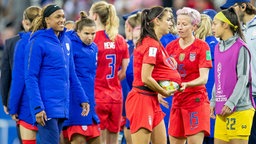 Szene aus der WM-Partie der Frauen zwischen USA und Thailand: Mehrere amerikanische Spielerinnen jubeln über den Sieg. © imago images 