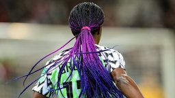 Die geflochtenen Haare der nigerianischen Fußball-Nationalspielerin Francisca Ordega. © dpa picture alliance/Offside Foto: Charlotte Wilson