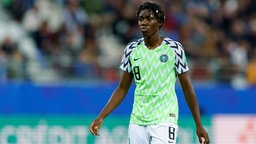 Die nigerianische Fußball-Nationalspielerin Asisat Oshoala auf dem Platz. © imago images 