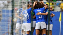 Szene aus dem Fußball-WM-Spiel zwischen Italien und Jamaika: Mehrere italienische Spielerinnen jubeln nach einem Tor. © imago images