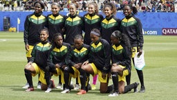 Die jamaikanische Mannschaft steht vor Spielbeginn für ein Gruppenbild bereit. © dpa picture alliance/AP Foto: Laurent Cipriani