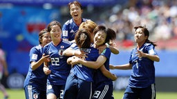 Spielszene des Fußball-WM-Spiels Japan gegen Schottland: Jubel von mehreren japanischen Spielerinnen. © dpa picture alliance/MAXPPP 