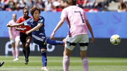 Spielszene des Fußball-WM-Spiels Japan gegen Schottland: Mana Iwabuchi (l.) beim Torschuss. © dpa picture alliance/MAXPPP 