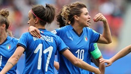 Die italienische Fußball-Nationalspielerin Christiana Girelli (r.) jubelt nach einem Tor.
