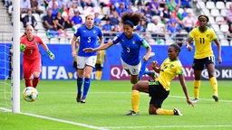 Szene aus dem Fußball-WM-Spiel zwischen Italien und Jamaika: Sara Gama im Strafraum in einem Zweikampf mit Kayla McCoy. © imago images 