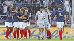 Jubel bei den französischen Fußballerinnen nach dem Tor zum 1:0 im Test gegen China © imago images / PanoramiC 
