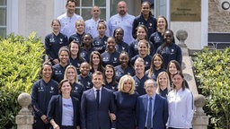 Gruppenbild der französischen Frauenfußball-Nationalmannschaft mit Frankreichs Staatspräsident Emmanuel Macron. © picture alliance/dpa/EPA POOL/AP Foto: Christophe Petit Tesson