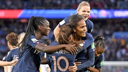 Jubel bei den französischen Nationalspielerinnen nach dem 2:0 von Wendie Renard (3.v.r.) gegen Südkorea © imago images / PanoramiC 