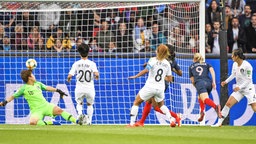 Die Französin Eugenie Le Sommer (2.v.r.) trifft zum 1:0 gegen Südkorea © imago images / Jan Huebner 