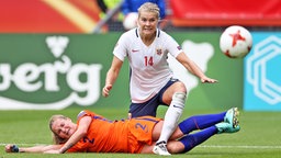 Die norwegische Fußball-Nationalspielerin Ada Hegerberg (r.) im Spiel der EM 2017 gegen die Niederlande im Einsatz © picture-alliance/Offside Sports Photography 
