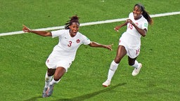 Die Kanadierin Kadeisha Buchanan (l.) bejubelt ihr Tor zum 1:0 gegen Kamerun © imago images / PA Images 