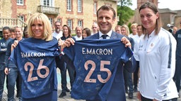 Frankreichs "First Lady" Brigitte Macron, Staatspräsident Emmanuel Macron und Nationaltrainerin Corinne Diacre (v.l.) © picture alliance/dpa 