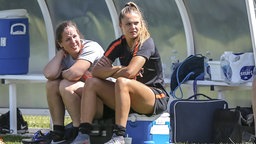 Stürmerin Lieke Martens (r.) schaut verletzt dem Training der niederländischen Mannschaft zu © imago images / Pro Shots 