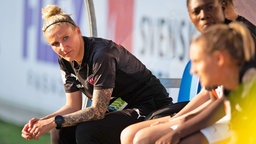 Angreiferin Anja Mittag vom FC Rosengard sitzt in ihrem letzten Spiel als Profifußballerin verletzungsbedingt auf der Bank © imago images / Bildbyran 