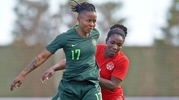 Die nigerianische Fußball-Nationalspielerin Ogonna Chukwudi (l.)