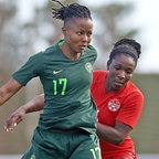 Die nigerianische Fußball-Nationalspielerin Ogonna Chukwudi (l.)