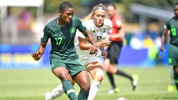 Die nigerianische Fußball-Nationalspielerin Chidinma Okeke (l.)