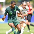 Die nigerianische Fußball-Nationalspielerin Chidinma Okeke (l.)