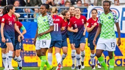 Jubel bei den norwegischen Nationalspielerinnen nach dem Führungstreffer im WM-Gruppenspiel gegen Nigeria © imago images / Bildbyran 