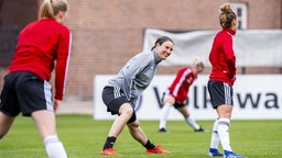 Sportpsychologin Birgit Prinz (M.) beim Training der deutschen Frauenfußball-Nationalmannschaft © imago images / Kirchner-Media 