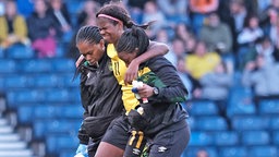 Die jamaikanische Nationalspielerin Khadija Shaw (M.) muss verletzt den Platz verlassen © picture alliance / SPORTPIX.ORG.UK 