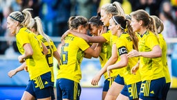 Jubel bei den schwedischen Fußballerinnen nach dem Siegtreffer von Madelen Janogy (4.v.l.) gegen Südkorea © imago images / Bildbyran 