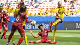 Die schwedische Nationalspielerin Fridolina Rolfö (r.) im WM-Spiel gegen Thailand beim Abschluss © imago images / Bildbyran 