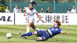 Die japanische Nationalspielerin Yuika Sugasawa (v.) erzielt im Testspiel gegen Spanien den Ausgleich zum 1:1 © imago images / Kyodo News 