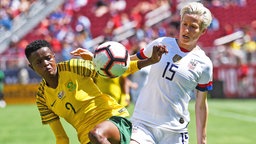 Die südafrikanische Fußball-Nationalspielerin Lebohang Ramalepe (l.) im Duell mit der US-Amerikanerin Megan Rapinoe © imago images / Icon SMI 