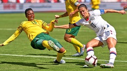 Die südafrikanische Fußball-Nationalspielerin Bambanani Mbane (l.) im Duell mit der US-Amerikanerin Carli Lloyd © imago images / Icon SMI 