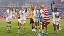 Die US-amerikanischen Fußballerinnen bejubeln ihren WM-Sieg © imago images / Action Plus 