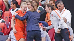 Die niederländische Nationalspielerin Kika van Es (l.) nach ihrer Auswechslung im Testspiel gegen Australien © Imago images / Pro Shots 