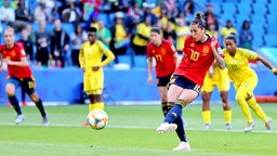 Die Spanierin Jennifer Hermoso verwandelt im WM-Spiel gegen Südafrika den Elfmeter zum 1:1 © imago images / PA Images 